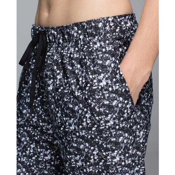 Lululemon Jet Crop Shimmy Shimmer Black White Pants Size 4 - Picture 6 of 12